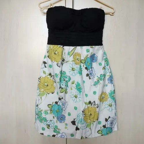 Vestido tomara que caia com bojo curto evasê preto e floral com faixa Applé