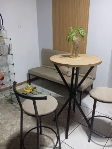 Mesa bistrô com duas baqueta 