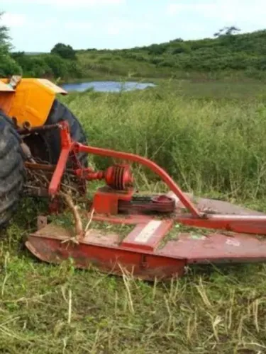 Trator agricola serviços