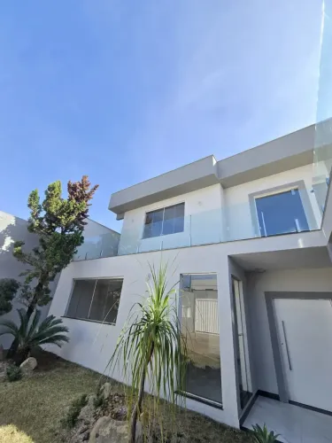 Excelente casa c/ 4 quartos c/ suites c/ 06 vagas garagem B. Industrial - Contagem  MG