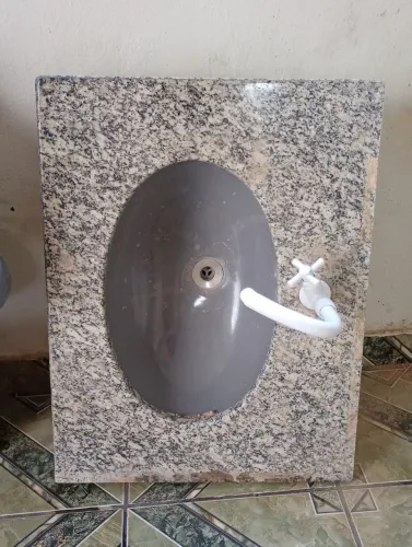 Vende-se: 1 pia de mármore, 1 vaso sanitário, 1 janela de banheiro
