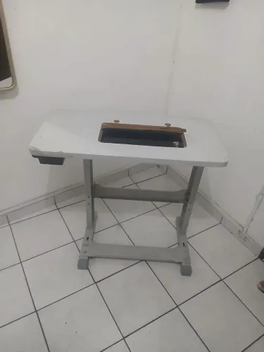 Vende-se uma Mesa de máquina doméstica