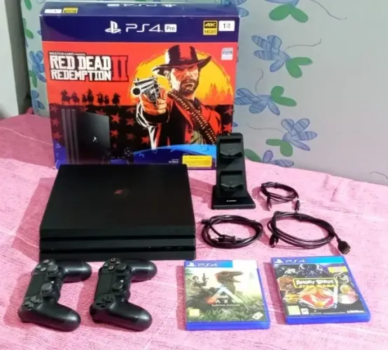 Playstation PS4 Pro + 2 controles + 2 jogos - Excelente estado