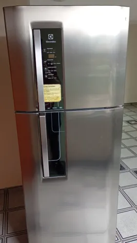 Geladeira Electrolux semi-nova inox