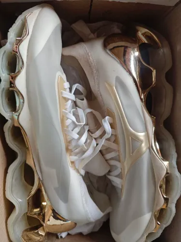 Tênis Mizuno sorayama branco e dourado