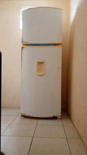 Vendo geladeira perfeito estado pronta pra uso gelo seco