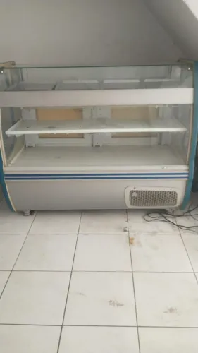 Balcão expositor, os três por 6.500 qualquer dúvida chama no WhatsApp *13
