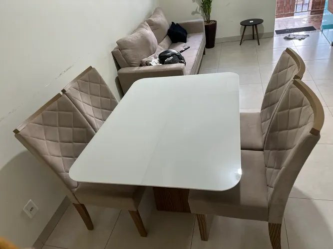 Mesa com 4 cadeiras