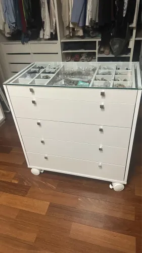 Cômoda com 4 gavetas
