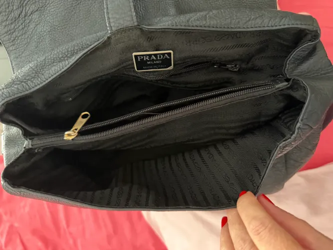 Bolsa Prada em couro legítimo, com logo em relevo 