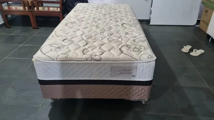 Cama box solteiro em ótimo estado