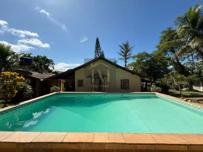 Casa a venda com piscina e quintal no Coqueiral