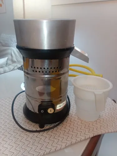 Espremedor de frutas elétrico