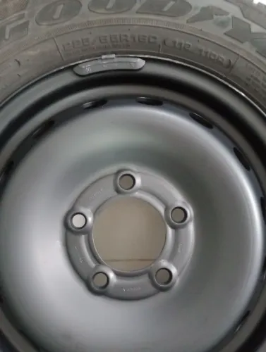 Vendo Roda de Ferro Aro16" com Pneu.