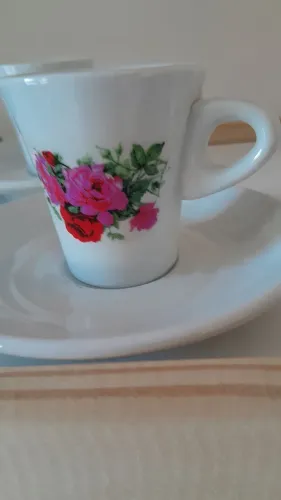 4 xícaras novas.
