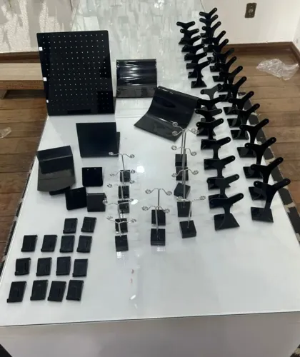 Expositores em acrílico preto +60peças