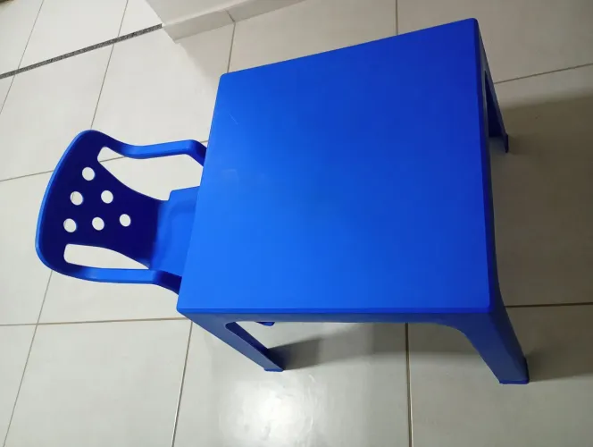 Mesa e cadeira infantil azul