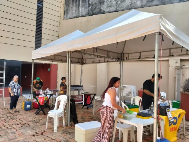 Vendo tenda 3 por 3 seme noval pouco tempo de uso