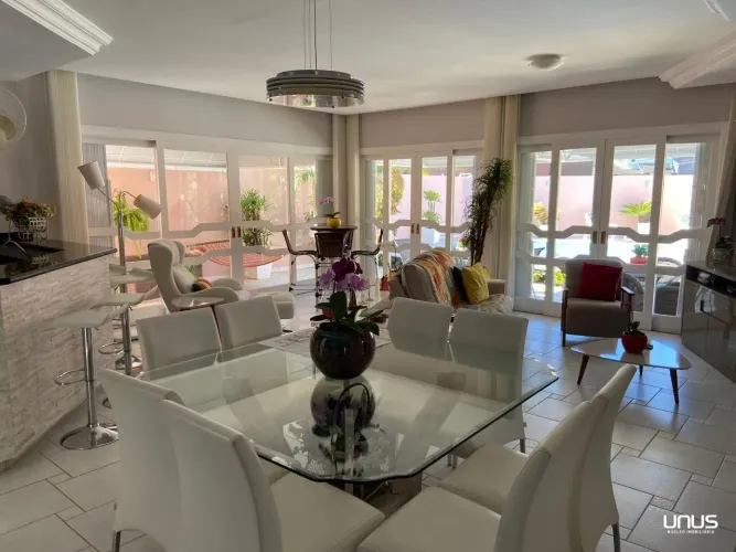 Casa espaçosa com área externa que traz jardim e Piscina!