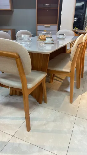 Mesa com 6 cadeiras