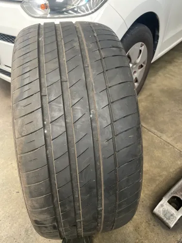 Pneu 275 40 R20