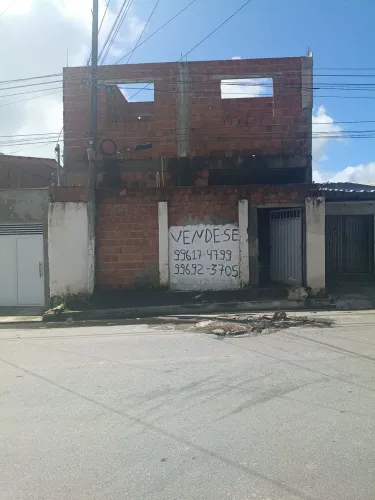 Casa com ponto comercial em baixo no Eustáquio gomes 
