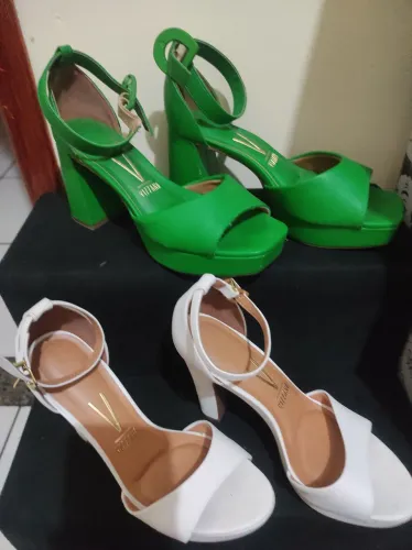 SANDALIAS VIZZANO NOVAS.NUMERAÇÃO 36.$50 REAIS CADA PAR.