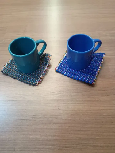 Par de canecas porcelana com porta copos artesanal