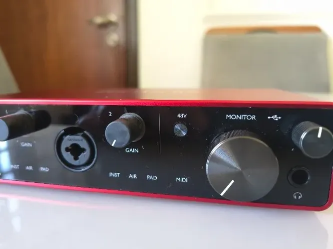 Interface de áudio Focusrite Scarlett 4i4 3rd Geração