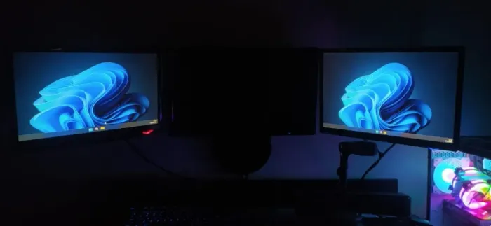 Kit 2 Monitores com Suporte de Parede e Cabos (Pronto para Usar)