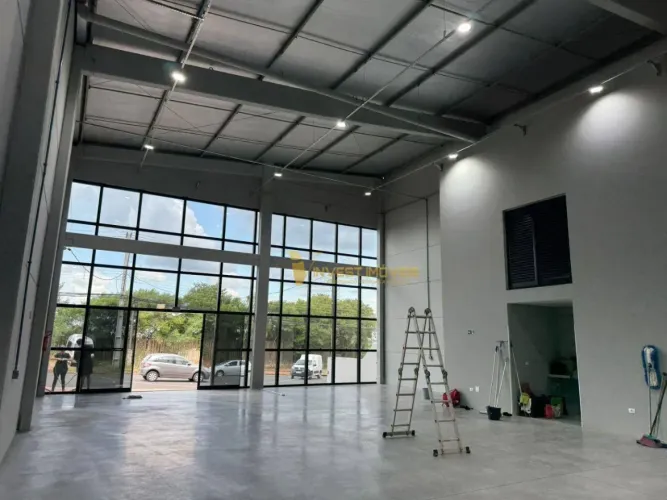 Barracão para alugar, 554 m² na Av. Winston Churchill
