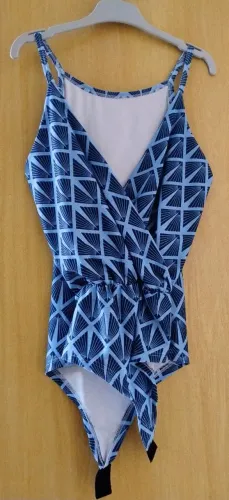 Body decotado, estampado.