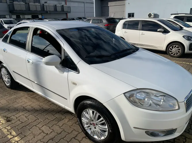 Fiat Linea Essence 1.8 Flex 16V 4P 2013