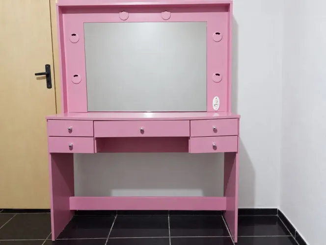 Penteadeira rosa estilo camarim