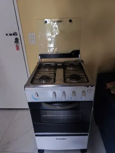Fogão, colchão e porta