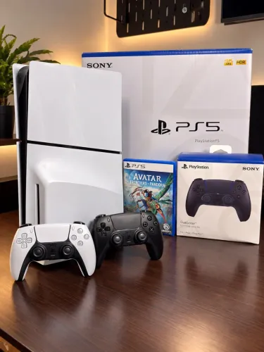 PlayStation 5 Slim Leitor de Disco + 2 controles