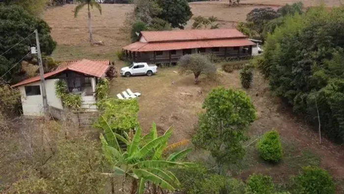 Fazenda em Oliveira-MG com pomar farto e vista deslumbrante pertinho da cidade