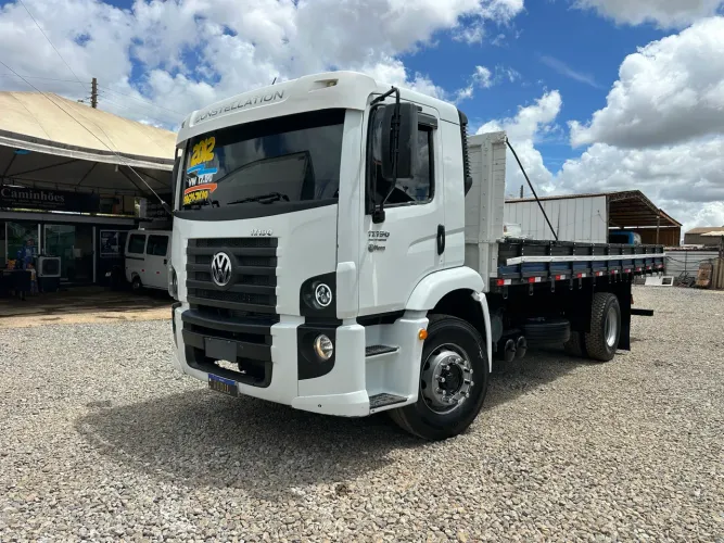 VW 17-190 ano:2012 Constellation pneus bons 