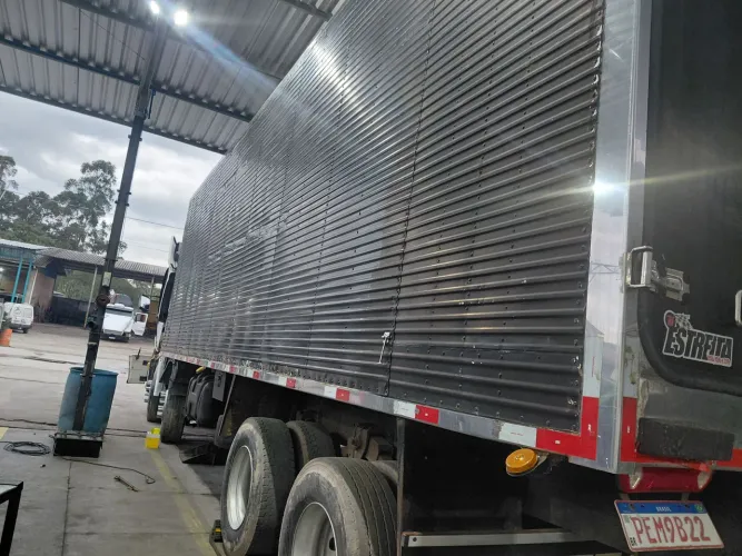 Baú frigorífico gancheiro motor dieesel
