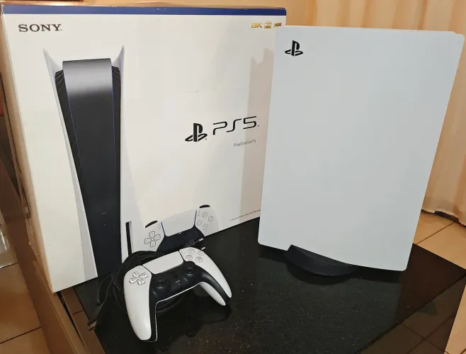 PlayStation 5 com leitor de disco. 