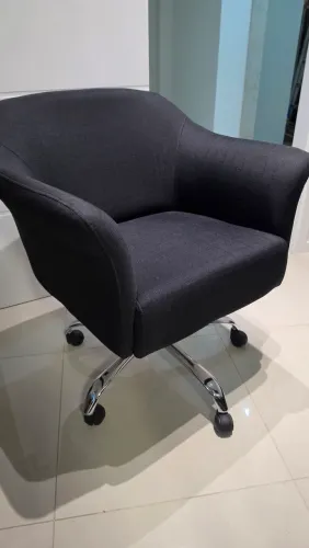 2 Poltronas giratória preta semi nova escritório casa ou clínica 