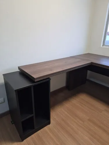 MESA EM L DE ESCRITÓRIO, COM 1 MES DE USO, COM GAVETAS