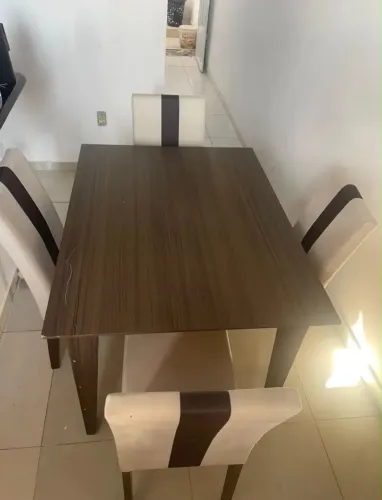 MESA COM 4 CADEIRAS ESTOFADAS