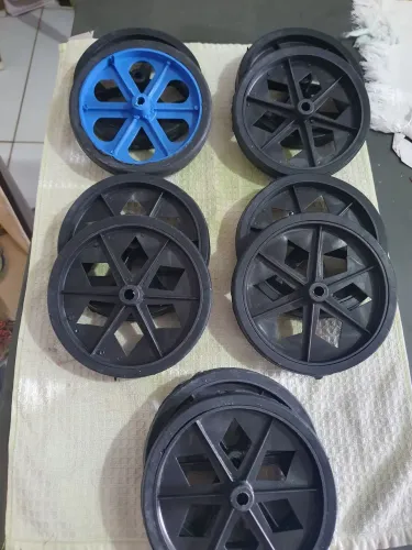 Rodas para carrinhos de feira.