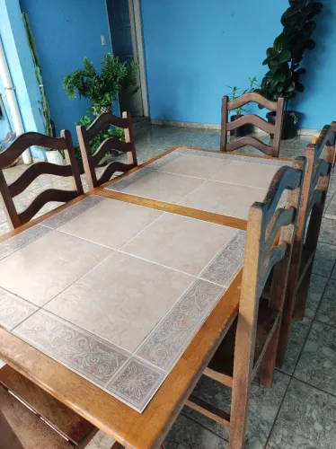 Vendo mesa (Americana) com aumento no centro! Com 06 cadeiras em madeira maciça. 