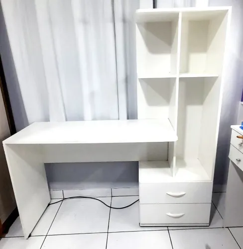 Escrivaninha com gavetas e prateleiras