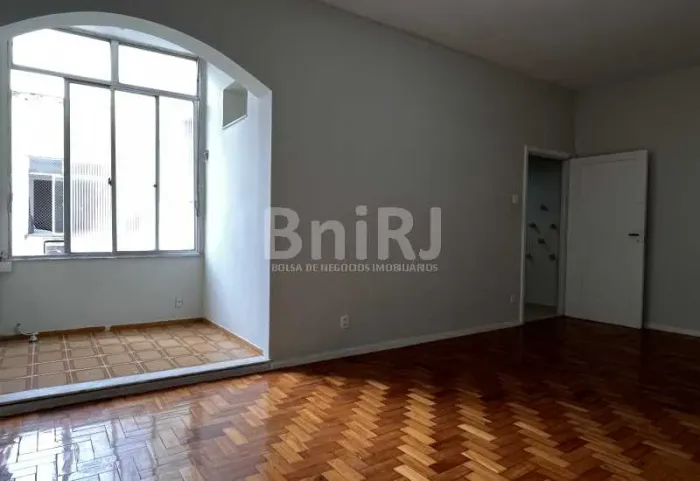 Largo do Machado - excelente localização - Amplo apartamento de quarto e sala