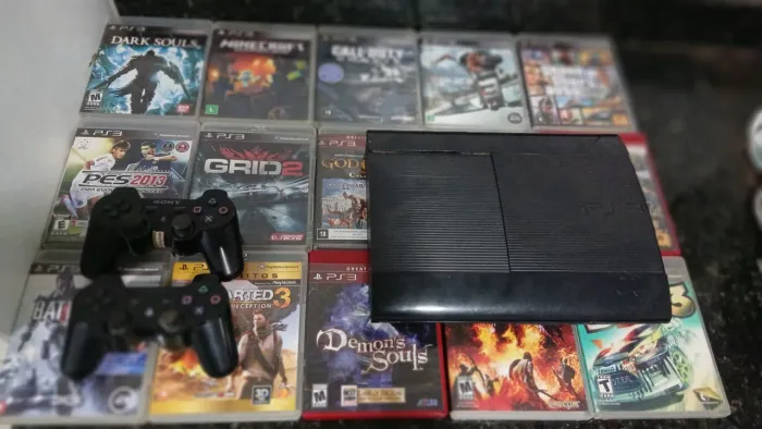PlayStation 3 Super Slim 500GB + 2 Controles + 29 Jogos