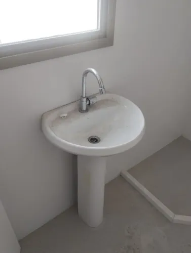 Pias e vasos acoplados Deca com torneira inox bica docol
