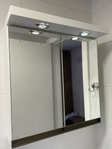Armário banheiro com luz e espelho
